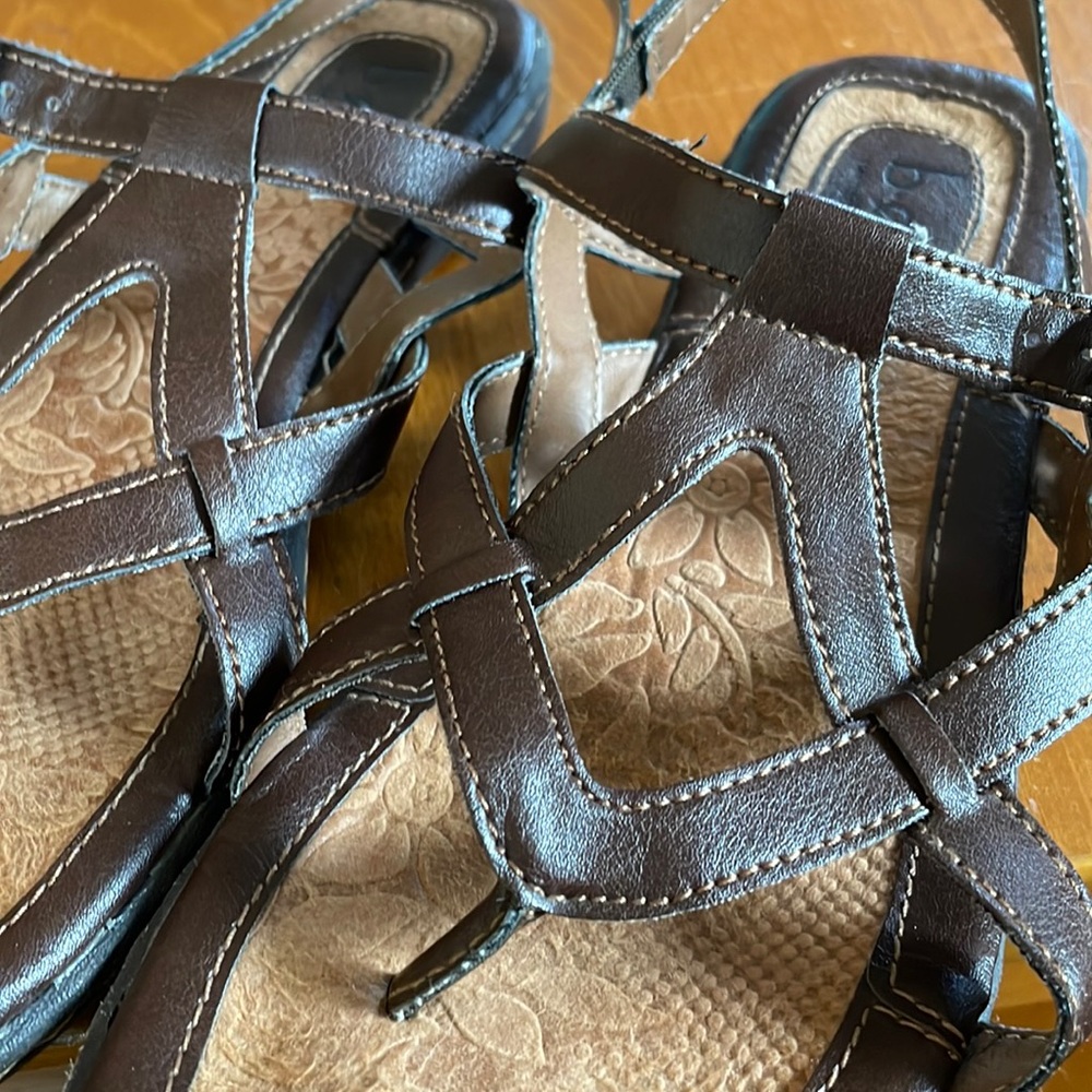 Ladies BOC sandals, cushioning sole, with leather straps and buckle. Size 8